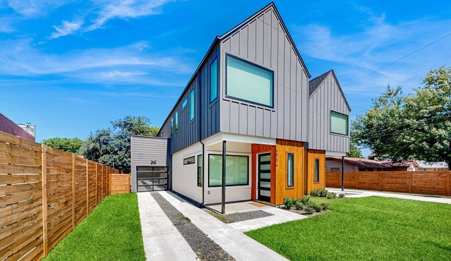 Fantastic townhouse with enclosed backyard and high-speed internet