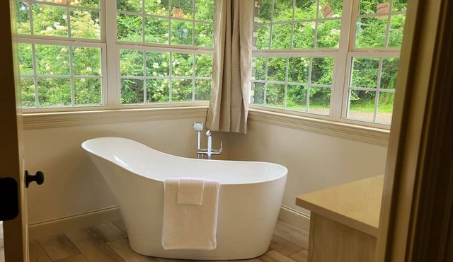 Farm House stay with soaking tub and hot tub barn