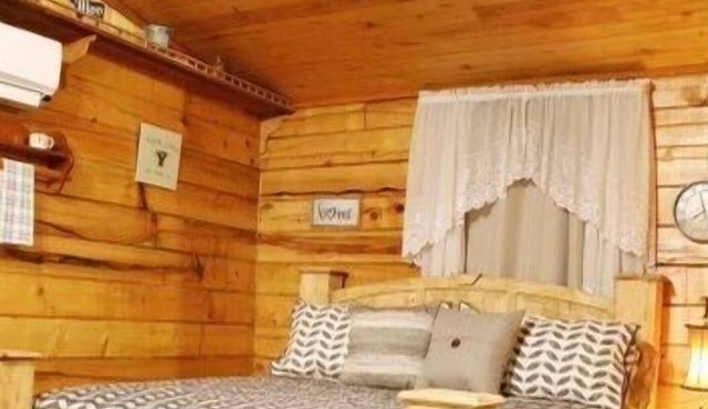 Farmhouse in the Pineywoods - King Bed