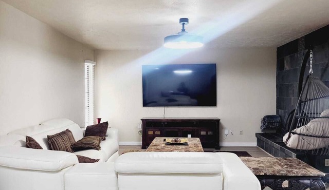 FIFA Soccer-Charming 4-bedroom house Wi-Fi + All room Smart TV's +Deck/Patio