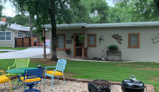 Firefly Cabin, Lake Whitney , Pool & Hot Tub, Boat Parking Fire Pit, Grills.