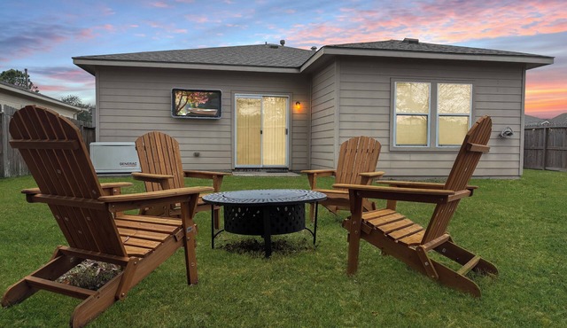 Firepit Retreat Near Downtown Houston & IAH - Sleeps 6