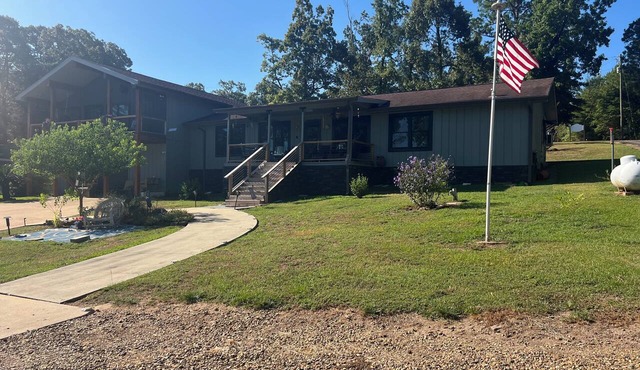 Fisherman’s paradise waterfront. Boat ramp on property sleeps 6. 2-2.