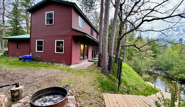 Fishermen's riverside oasis with fishing dock. Pet friendly. in Baldwin