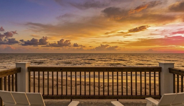 Fishy Business| Beach Front Oasis! Sleeps 20!