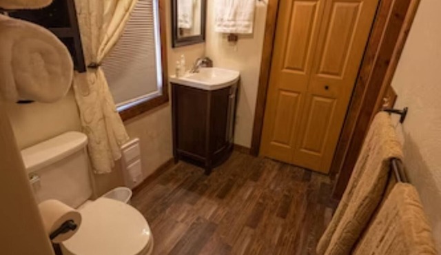 Flathead Moose Getaway Cabin - 1 mile to a Flathead Lake Beach in Bigfork