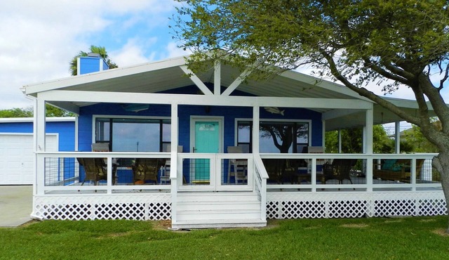"Flying Fish" Bay Front Home! Fishing Pier outside your front door in Seadrift