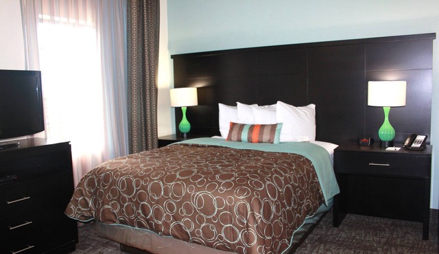 Free Breakfast Buffet + Outdoor Pool | Modern Suite