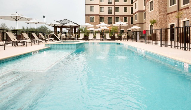 Free Breakfast + Outdoor Pool + Hot Tub