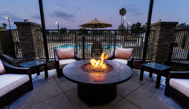 Free Breakfast. Pool. Shared BBQ. King Suite. 30 Min to Oakland Zoo! in Newark