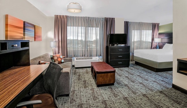 Free Breakfast. Shared Pool & Hot Tub. Studio Near Texas Tech University & University Medical Center. in Lubbock