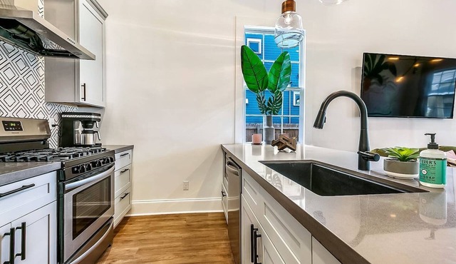 Fresh Contemporary Luxury - 10 Beds - Near FQ