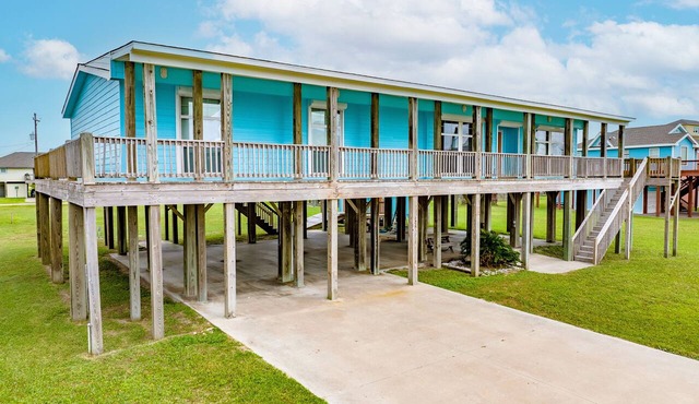 Fully Stocked & Super Spacious 4BR House & Hot Tub: SUMMER IS HERE!