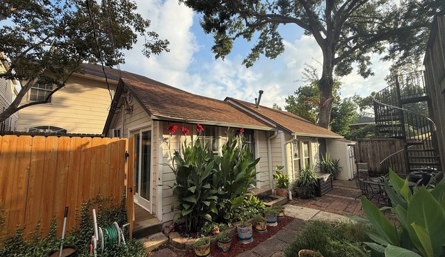 Furnished, stand-alone guest house with private deck, Montrose