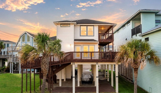 Galveston Beachfront | Hot Tub | Sleeps 16 | Gulf Views