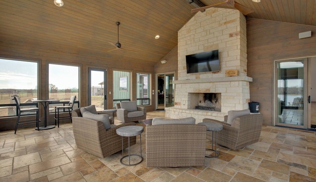 Game Room, Fireplaces, On-Site Lake! Kaufman Home
