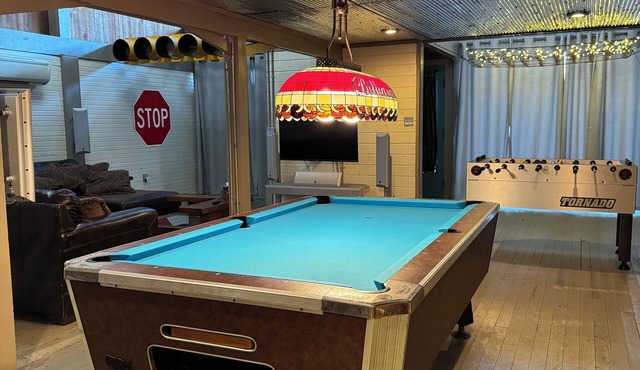 Game room/sleeps 10/near Murfreesboro Diamond mine/lakes/fun, unique, quirky
