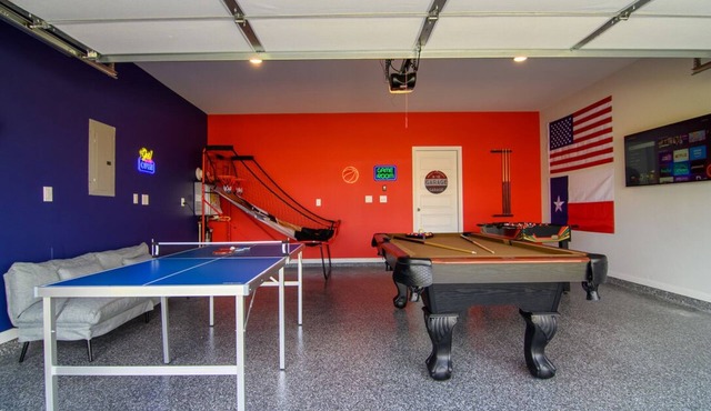 Game Room - Texas Themed Room - FirePit Backyard - Close to The Woodlands