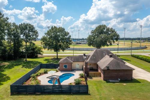 Gameday Getaway - Pool - King Bed - Sports Complex