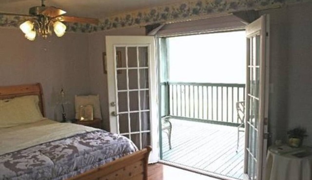 Gardeners Cottage-King-Balcony-Jetted Tub -Cottage