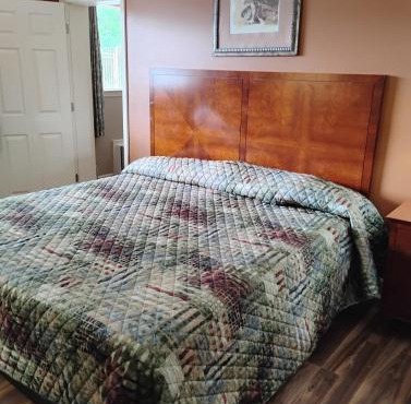 Gated 1 King Bed Room 1 Bath Apt with Full Kitchen 137