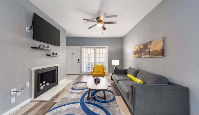 Gated 2BR Townhouse, Pool & Patio/Near Museums