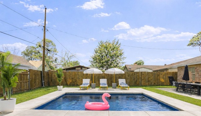 Gated Heated Pool - Large Playset - Walk to Stadiums - 6 Beds