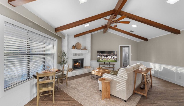 Gather, Celebrate & Relax - Pool, Big Backyard, Hot Tub, Grill, King Bed