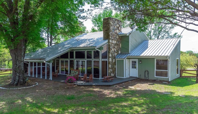Get away from it all! Fish, Shop in Canton, Golf, Tx Rose Horse Ranch or Relax!