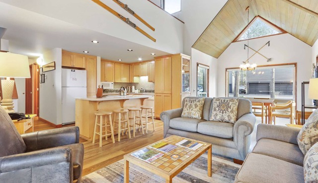 Golf Course Views, Half Mile to the Village - Includes SHARC Access in Sunriver