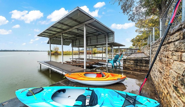 Granbury Lakefront home with boat Dock/Slip Kayaks Firepit Fishing
