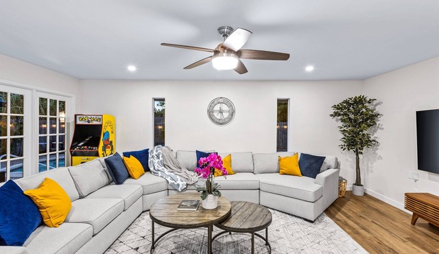 Grand Family Oasis – pool + game room