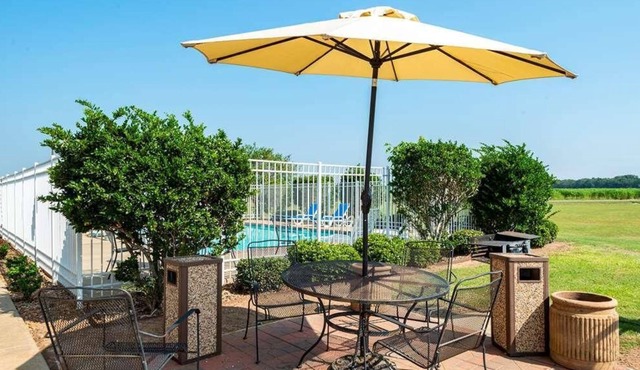 Great Escape in Knights Inn Bunkie! Pool, Free Parking On-Site, Free Breakfast