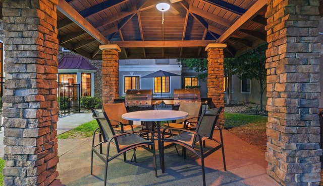 Great for Business Travel! Studio with FREE Buffet Breakfast + Pool Access