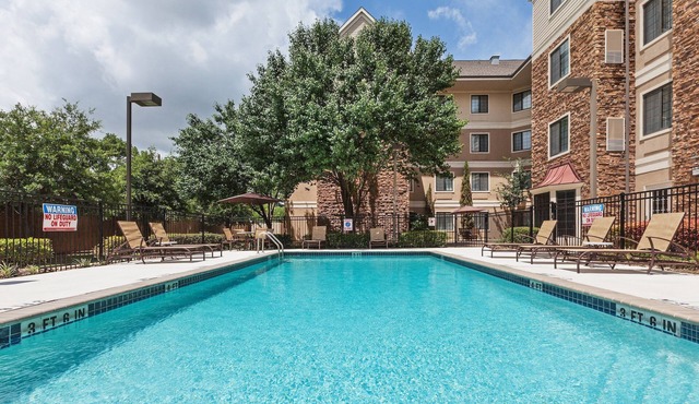 Great for Business Travel! Studio with FREE Buffet Breakfast + Pool Access