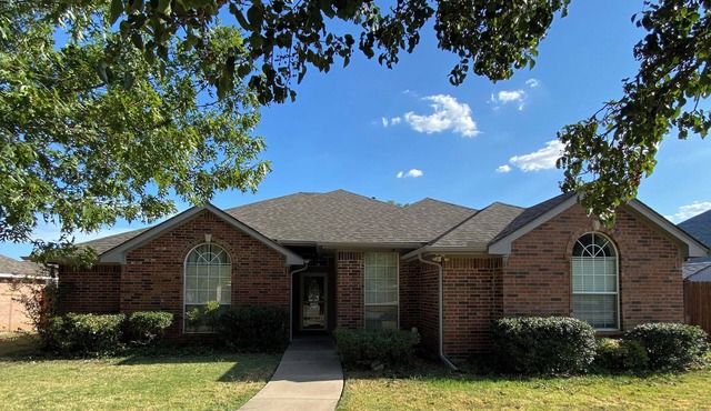 Great for Families. 4 Bed, 2 Bath, Fully Outfitted Kitchen, Spacious Family Room
