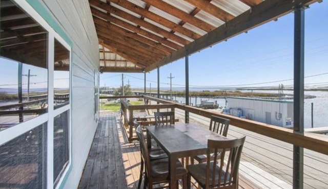 Great view of bayou-fishing lodge- sleeps 6. Fish cleaning station & BBQ pits.