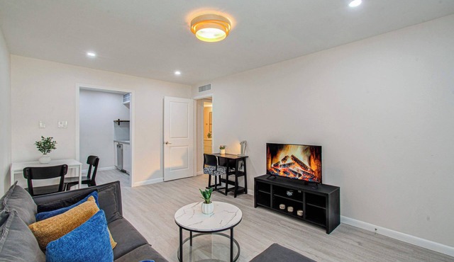 Greater Uptown 1BD, 1BA Apt, Mins to Attractions