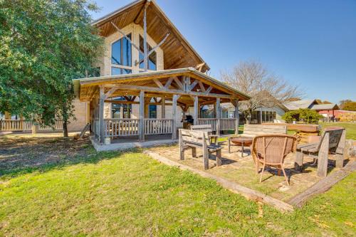 Group Getaway! Multi-Level Lodge on Lake Tawakoni