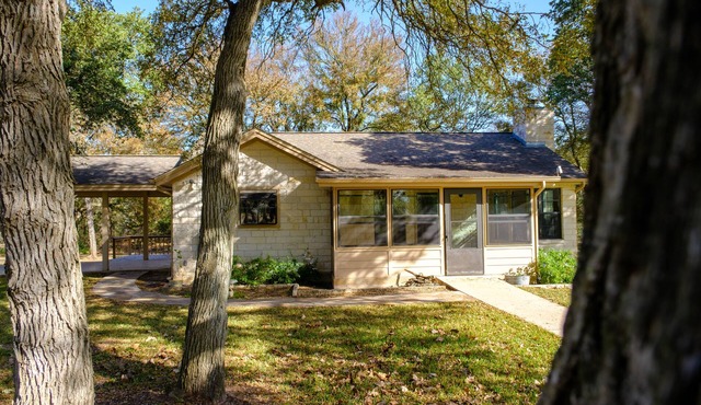 Guest house nestled amongst 100 year old oaks with fun farm animals!