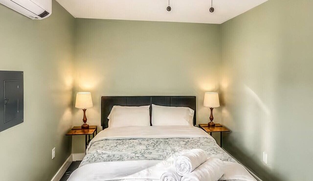 Guest Villa: Modern Comfort Near Joe Pool Lake in Cedar Hill