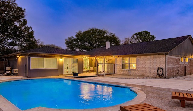 H-Town Pool House Arcade Pool Table 2 King BD HBO Max 6 Beds