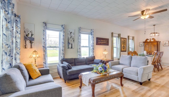 Half-Mi to Dtwn Lufkin: Charming & Spacious Home!