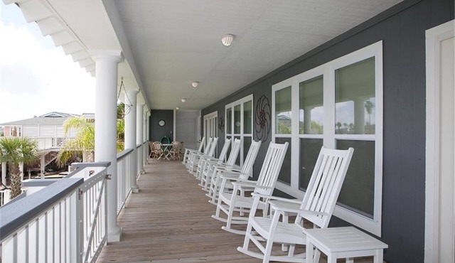 Handicap Accessible Home w 7 Bathrooms & a Pool - Perfect for Family Gatherings