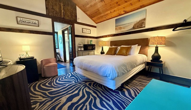 Happy Hideaway in our charming cabin in historic Eureka Springs with jacuzzi tub in Eureka Springs