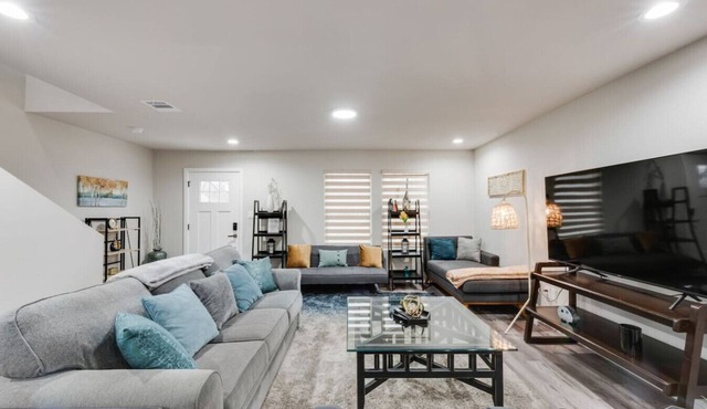 Happy Large Home with 2 living area near Stockyards, AT&T