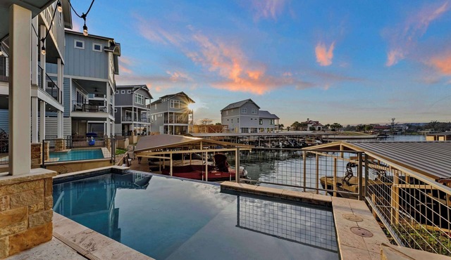 Harbor House Lakefront Luxury w Boat Slip, Pool