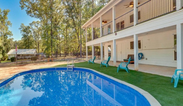 Hemphill Vacation Rental w/Pool, Walk to Lake!