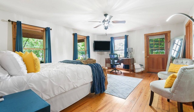 Hidden Gem: Upscale Area, EV Charger, Firepit, Near HWY65 and I44 in Springfield