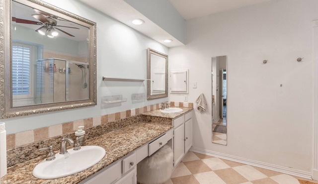 Hidden Hideaway 3-bedroom house with AC and private forrest view in Arlington in Arlington